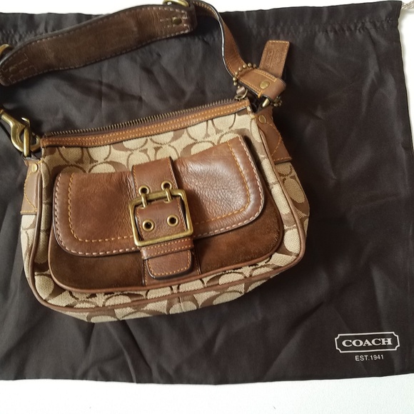 Coach Handbags - Coach signature bag in classic monogram logo print